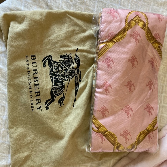 Burberry Silk Archive Prints Puffer Scarf - Picture 7 of 7